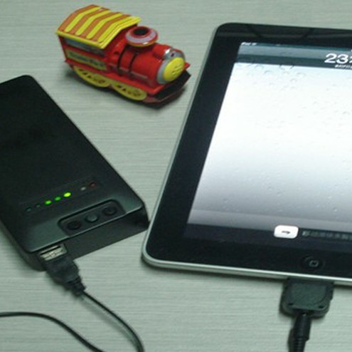 毅能移动手机充电器