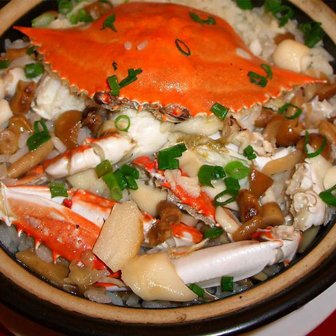 ...煲至七成熟时加入配料,再转用慢火煲熟. 食用功夫煲仔煲仔...