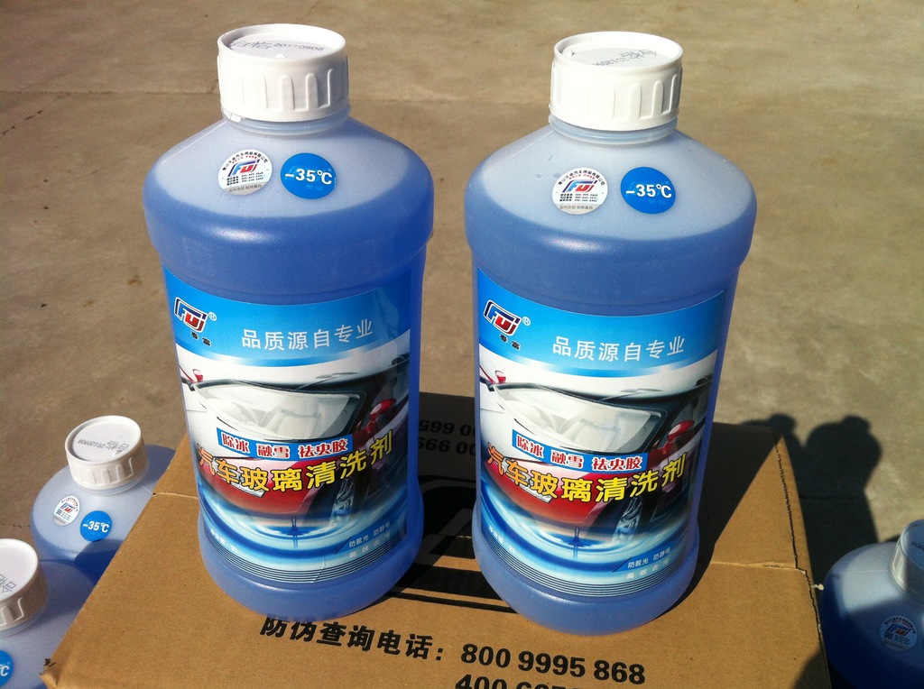 唐山文迪汽车用品有限公司,主营 玻璃水、防冻液、洗车香波、轮胎上光剂、全能水、高泡洗车液等汽车清洗剂。公司秉承顾客至上,锐意进取的经营理念,坚持客户第一的原则为广大客户提供优质的服务。欢迎惠顾! 简单洗车是有车一族青睐的。在快节奏的都市生活下,便捷的快洗方式是市场需要的。文迪汽车用品,先进产品,只要简单的喷洗,车主自己在家就能完成,让洗车更方便。 新一代革命性配方文迪汽车用品耀目诞生!