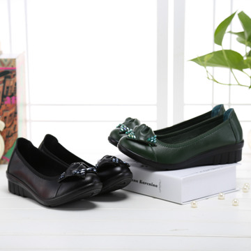 真皮头层牛皮包裹 花瓣水钻点缀 聚氨酯胶底坡