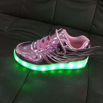 镜面翅膀儿童鞋七彩LED灯鞋男童女童充电板鞋