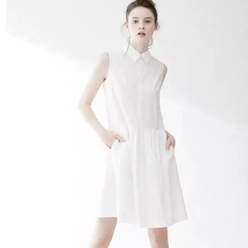 无袖白色连衣裙