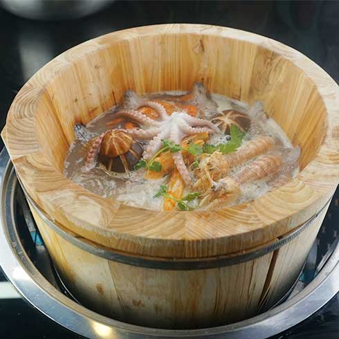 鱼你相伴喷泉鱼火锅-香菇珍品汤