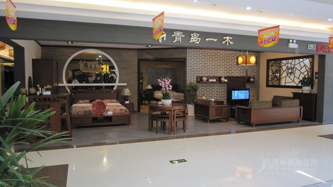企业简介 企业介绍 青岛一木集团有限公司始建于1953年,前身为青岛木器一厂。50多年来企业曾多次荣获国家及省市权威部门颁发的各种奖励和荣誉,曾为中央、省、市各级政府1000多个项目配置过各类家具。一木的产品,装点了几代人的家庭,成为消费者心中信得过的传统品牌。 改制后的青岛一木集团有限公司,总部位于青岛市四方区瑞昌路168号,生产基地位于胶州一木工业园。企业总占地面积600余亩,厂区建筑面积为18万平方米。旗下拥有金菱家具公司、青城木业公司、营销公司、金羽木业公司、沙发公司、布艺沙发公司、餐桌椅公司、