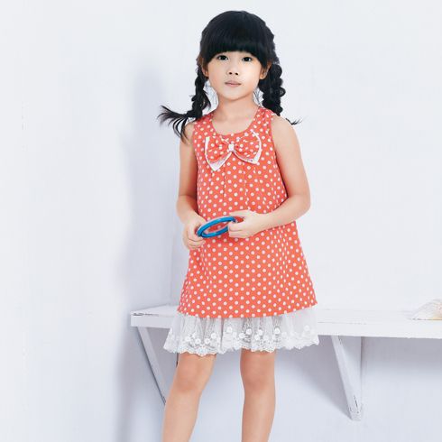 无袖波点连衣裙