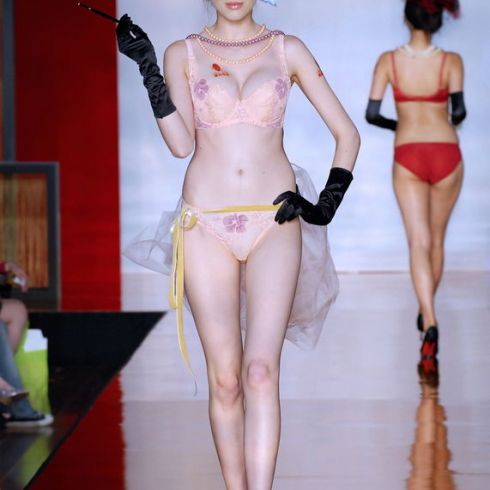 艾思妮内衣_内衣美女