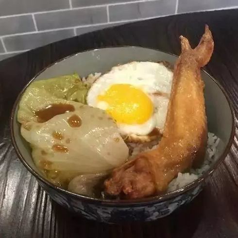 鸡翼煎蛋饭